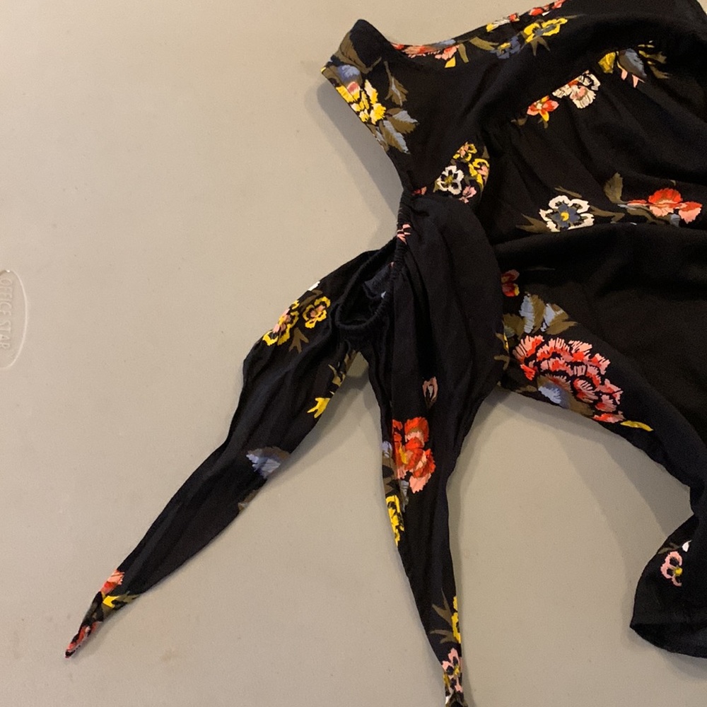 Old Navy women’s blouses 2 (1 yellow & 1 black) - Picture 5 of 12